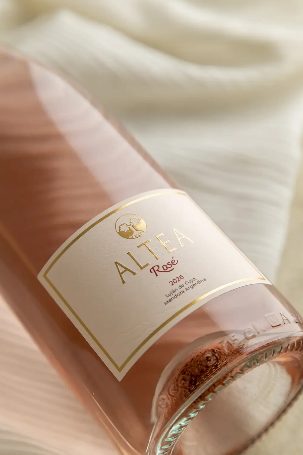 La etiqueta de Altea Rosé, con la botella recostada sobre un lino